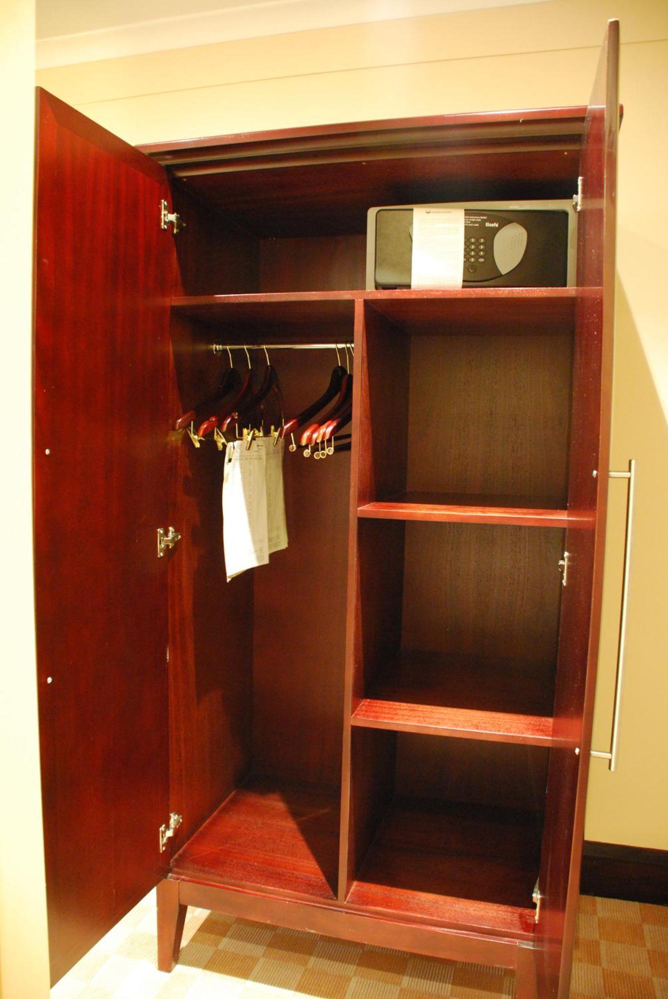 Southern Sun Or Tambo International Airport كمبتون بارك المظهر الخارجي الصورة A safe in a hotel room