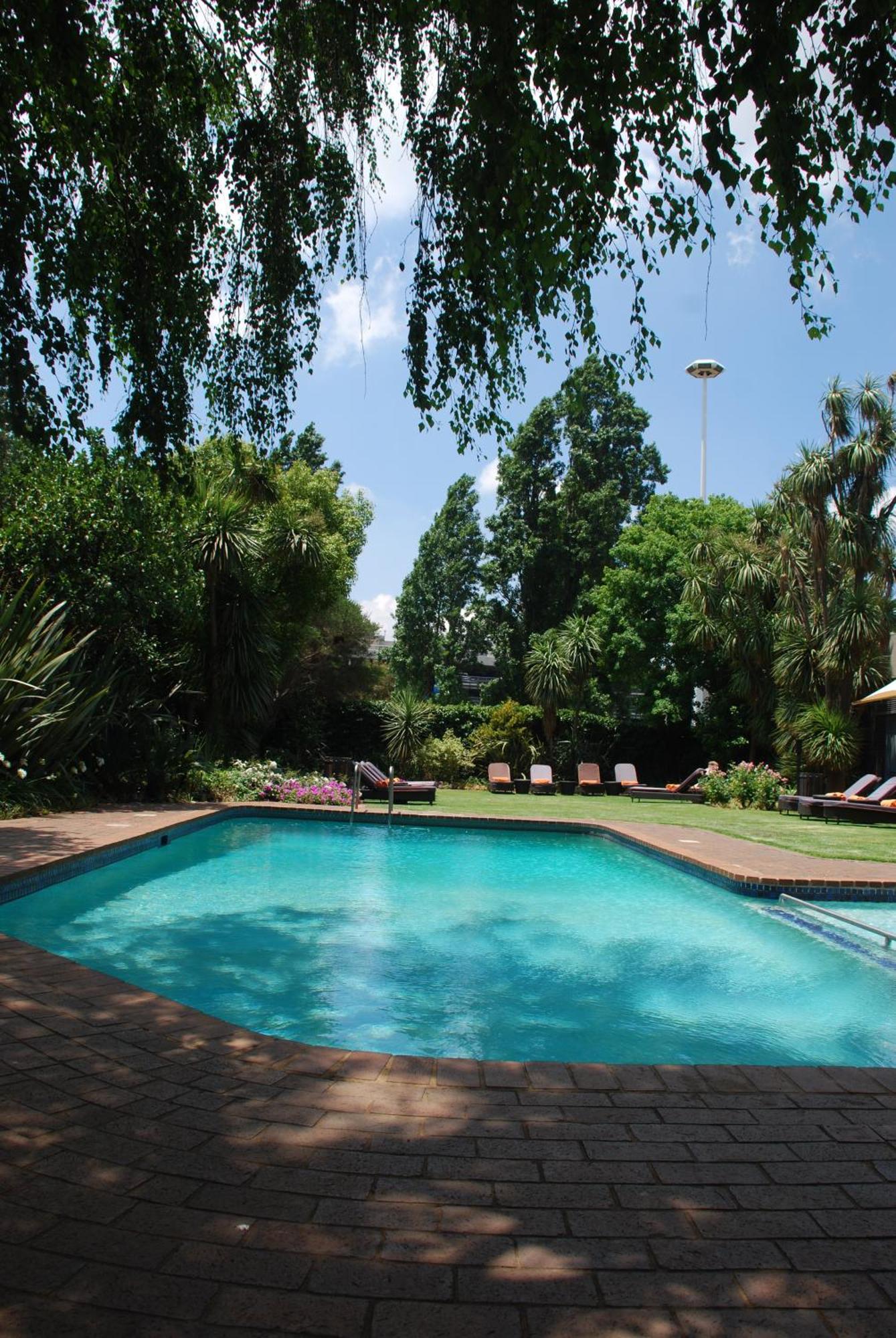 Southern Sun Or Tambo International Airport كمبتون بارك المظهر الخارجي الصورة The garden and swimming pool at the residence