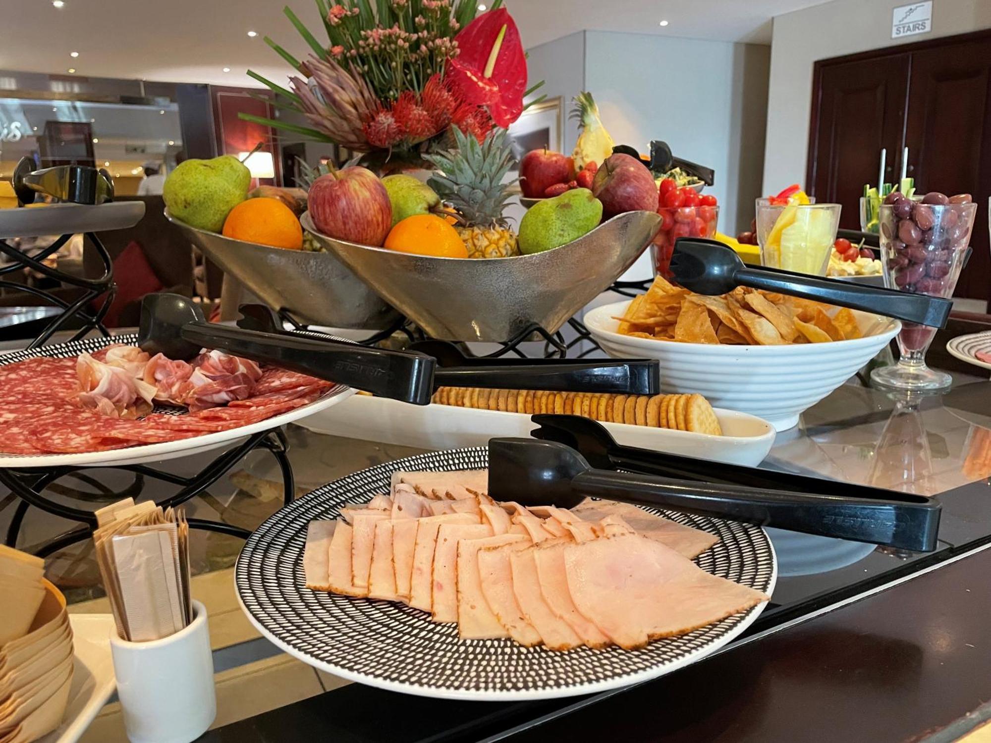 Southern Sun Or Tambo International Airport كمبتون بارك المظهر الخارجي الصورة A buffet breakfast at a luxury hotel in Johannesburg, South Africa.